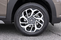 タイヤサイズは195/60の16インチ。グッドイヤーのインド工場で生産される「アシュアランス トリプルマックス2」を履く。