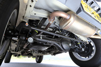 サスペンションは前後ともに3リンクのリジッドアクスル式。メンバーの追加によって剛性がアップしたラダーフレームや、大型のボディーマウントゴムの採用などにより、乗り心地や操縦安定性が改善している。