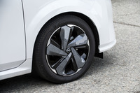 「ノート オーラ」専用の17インチアルミホイール。タイヤサイズは205/50R17と、「ノート」（185/65R15か185/60R16）より幅、径ともに大きい。