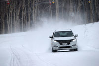 「ヴェゼル モデューロ仕様」で北海道の雪道を行く。開発陣は「常用域での快適さ」をキーワードに掲げ、一般道でのテストに時間を割いてきたという。