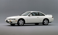 1993年「日産シルビア」（S14）。3ナンバー化したボディーに、先代の後期から採用された2リッター直4 DOHC 16バルブあるいはそのターボ版を改良して搭載。これが不評だったため、次の7代目（最終世代）のS15型は5ナンバーサイズに戻された。