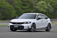 「無限」ブランドを展開するM-TECが開発したカスタマイズパーツを組み込んだ「シビックe：HEV RS」。スポーティーなフォルムを強調する、素材とデザインにこだわったエクステリアパーツが人気とのこと。