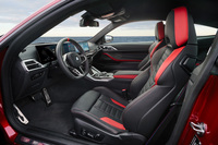 「Mパフォーマンスモデル」には、「BMW Mカラー」がアクセントとなる「Mシートベルト」が標準で装備される。