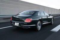 車両重量は2500kgにも達するが、0-100km/h加速のタイムが4.3秒というダッシュ力を誇る。