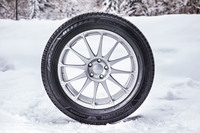 誕生から34年におよぶ歴史を有するブリヂストンのスタッドレスタイヤ「ブリザック」。最新世代の「ブリザックVRX3」は、「断トツの氷上性能向上に加え、ライフ性能、効き持ちの向上を実現した新次元のプレミアムブリザック」をコンセプトに開発された。