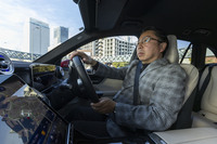 クルマはもちろん、タイヤに関する知見も豊富なモータージャーナリスト石井昌道氏。「ALENZA LX200」については、その快適性だけでなく、ドライバーとの一体感も印象的だと語る。