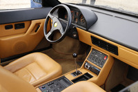 「フェラーリ・モンディアル」のインテリア。8気筒モデルとはいえ、質感に手を抜いていないことが分かる。スピードメーターは、後年のモデルが300km/h超まで刻まれているのに対して、まだ280km/hまでである。