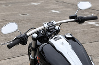 操作性を改善するべく、ハンドルバーライザーとポリッシュ仕上げのステンレス製ハンドルバーは、従来型より高さを4分の3インチ（約2cm）アップ。メーターはなく、代わりに小さなインフォメーションディスプレイが装備される。