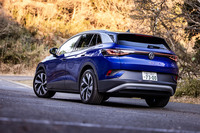 今回試乗した「ID.4プロ」はルーフがブラックで、ボディーが「ブルーダスクメタリック」となるツートンカラーをまとっていた。このカラーを含め、同モデルでは5種類の外板色が設定されている。