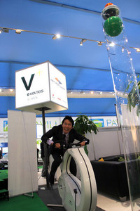 【写真15】「シュトロームヴェロ」で発電にいそしむ筆者。