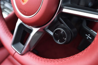 走行モードのセレクターはダイヤル式。ステアリングホイール右側スポークの下にレイアウトされている。