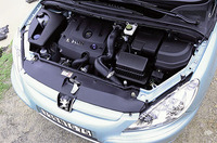 前2+中3+後2のシートレイアウト。プジョーはこれを「5+2」と呼ぶ。