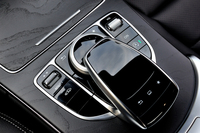 「COMANDシステム」のコントローラー／タッチパッドがセンターコンソール上に備わる。その左側に「アジリティセレクト」のスイッチがある。