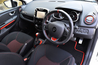 黒を基調に、赤い差し色で飾られる「ルーテシアR.S.トロフィー」のインテリア。ハンドル位置は右のみで、トランスミッションはデュアルクラッチ式の6段ATのみとなる。