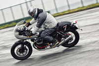 モト・グッツィV7レーサー レコードリミテッドエディション
    