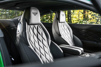 シートやドアトリムなどにはダイヤモンドキルト仕上げを施した多孔（たこう）レザーが採用される。
