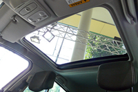 ルノー・ルーテシアにガラスルーフ付きの限定車の画像