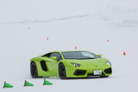 
    ESCオンで障害物（緑のパイロン）からの回避を行っているところ。60km/hからフルブレーキングしながら転舵（てんだ）しようが、50km/hからコースティングしながら転舵しようが、まったく何も起こらず。安定しきっている。
    