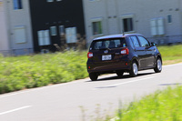 JC08モード計測による新型「ブーン」の燃費は、FF車が28.0km/リッター、4WD車が24.4km/リッターとなっている。