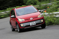 ワインディングロードを行く。車重はベース車より30kg重いが、軽快感のある走りは健在。