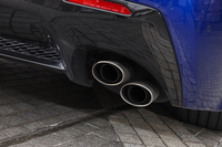 片側2本ずつ、計4本の楕円（だえん）形マフラーエンドを持つ「RC F」。「IS F」から継承されるディテールだ。