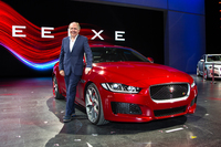 デザインディレクターのイアン・カラム氏と「XE」。