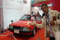 第1回（1980-1981年）日本カー・オブ・ザ・イヤー大賞受賞車の、東洋工業（現マツダ）「ファミリア3ドアハッチバック」。それまでの後輪駆動（FR）から前輪駆動（FF）に変わったことから、「FFファミリア」とも呼ばれる。
