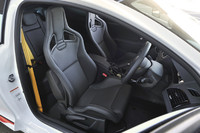 車両をぜいたくに彩るパッケージオプション「パック リュクス」（注文生産）を選択すると、レカロシートがレザー（写真）になる。標準はファブリック。