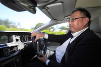 「V40 D4 SE」のハンドルを握る金谷氏。さらなるディーゼル車の普及のためには、より選択肢が増えることが重要であると述べた。
    