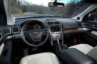 インストゥルメントパネルまわりでは、ヘアライン仕上げのアルミとアッシュウッドの装飾パネルや、ウッドの装飾入り本革巻きステアリングホイールなどが特徴。