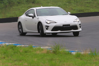 試乗会場には、ブレンボ製のブレーキと、その装着が可能になる専用デザインの17インチホイール（現在開発中）を装備したテスト車が用意された。