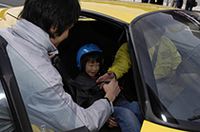 フェラーリクラブオブジャパンの方々が子供たちを乗せてサーキットラン。みな笑顔でクルマを降りていた。