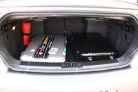 屋根の開閉状況にかかわらず250リッターの容量が確保される荷室には、ご覧のようにトランクが並列に収納できる。