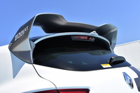 大型の専用リアスポイラーは、欧州のワンメイクレースに出場する「ルーテシアR.S.」（欧州名「クリオR.S.」）をイメージして、特別に製作したアイテム。高速域での安定性に寄与するという。