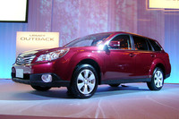 こちらはSUVテイストの「レガシィアウトバック」。力感豊かなフェンダーアーチは、新型で他の車型にも広められた。