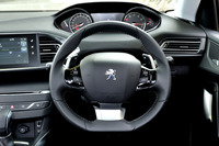 小径ステアリングと「ヘッドアップインストルメントパネル」を組み合わせたユニークな運転席デザイン「i-Cockpit（アイ・コックピット）」が採用されている。