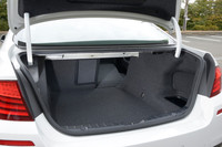 荷室の容量は520リッター。後席は6:4の分割可倒式となる。