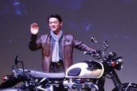 フォトセッションに臨む、トライアンフ モーターサイクルズ ジャパンの野田一夫代表取締役社長。「2016年は月に1台の割合で新型車を発表します。期待してください」と、力強くコメントした。