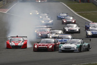 GT500クラスのスタートシーン。