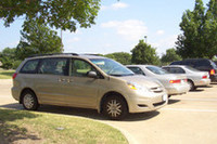 写真手前が「トヨタ・シエナ」。北米仕様の大型ミニバンである。