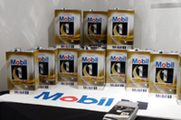 世界で流通する「モービル1 RP」（写真）が指定オイル。「R35スペシャル」デフオイルなど、専用消耗品の使用が求められる。