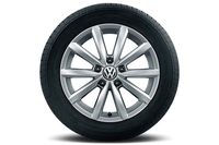 10スポークの“Lounge”専用デザインアルミホイール。サイズはモデルごとに異なる。