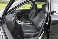 シートは中央部の表皮にバイオファブリック、サイド部に再生PET素材を採用したものが標準。テスト車はオプションのレザーシートを装備していた。