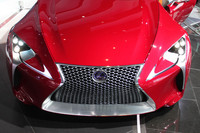 「スピンドルグリル」と呼ばれる大きなエアインテークが目を引く、「レクサスLF-LC」のフロントまわり。