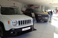 発表展示会当日、シエナのフィアット系販売店に展示された「ジープ・レネゲード」（写真手前）。展示車はオプションパッケージ装着車で、価格は2万5550ユーロ（約364万円）。
