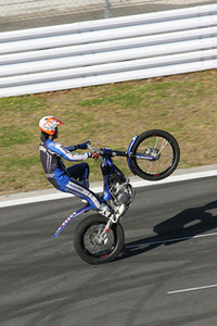 ヤマハの協力によりホームストレートで行われたトライアルのデモンストレーション。ウィリー、ジャックナイフ、壁上りなどの技を披露。