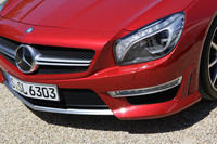 AMGのフロントマスクは、シルバークロムのダブルルーバーを採用したラジエーターグリルが特徴。大型エアダムを備えたフロントエプロンと専用のLEDドライビングライト、シルバークロムのロアクロスストラットで構成される。