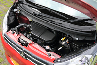 「eKワゴン」のエンジン。カタログ値に変化はないが、CVTの制御の最適化や吸気ダクトの改良などが行われた。
    