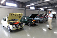 歴代のスバル車を前に、エンジンの進化を語るスバル第二技術本部の小野大輔氏。1966年に登場した「スバル1000」のエンジンには、鉄より14倍も高価だったアルミが使われていた。