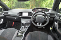 小径ステアリングホイールと、高い位置にメータークラスターを置く「ヘッドアップインストルメントパネル」が特徴的なインテリア。